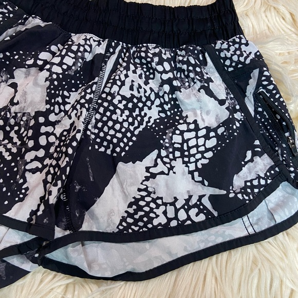 LuluLemon Tracker Short Static Mist Print size 6 - Picture 6 of 7